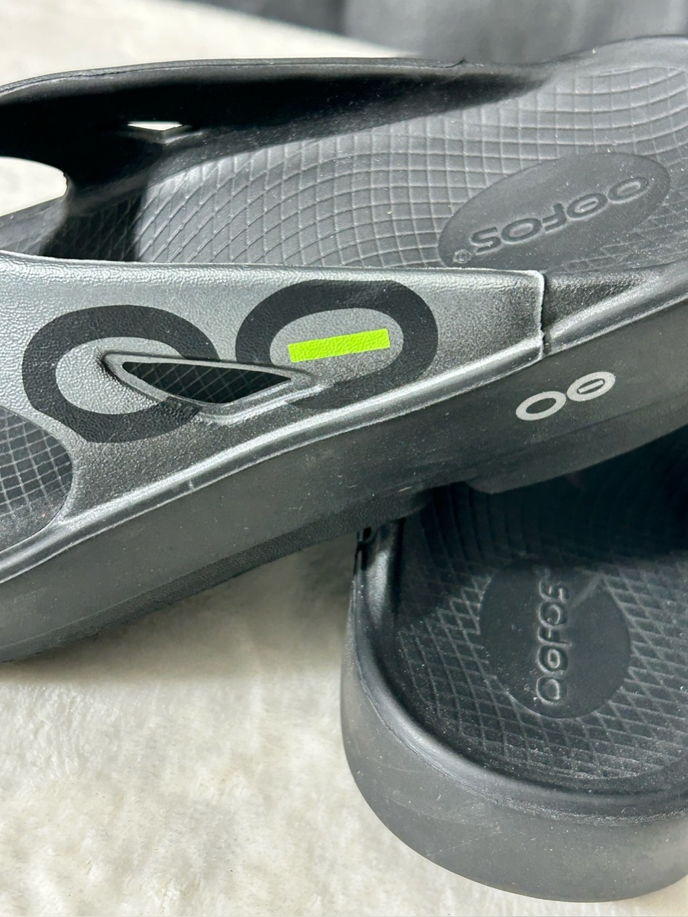 OOFOS OOriginal Women’s Black and Silver Recovery Thong Sandals Size 8 - Picture 3 of 8